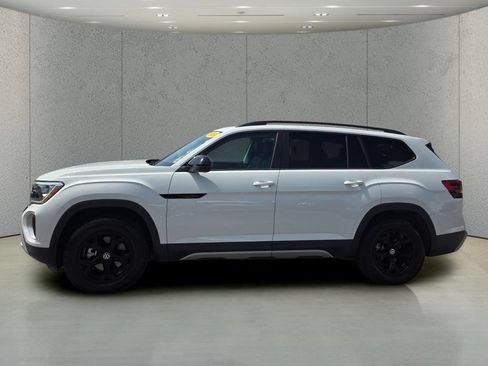 Used 2024 Volkswagen Atlas Peak Edition SE AWD/4WD image 2