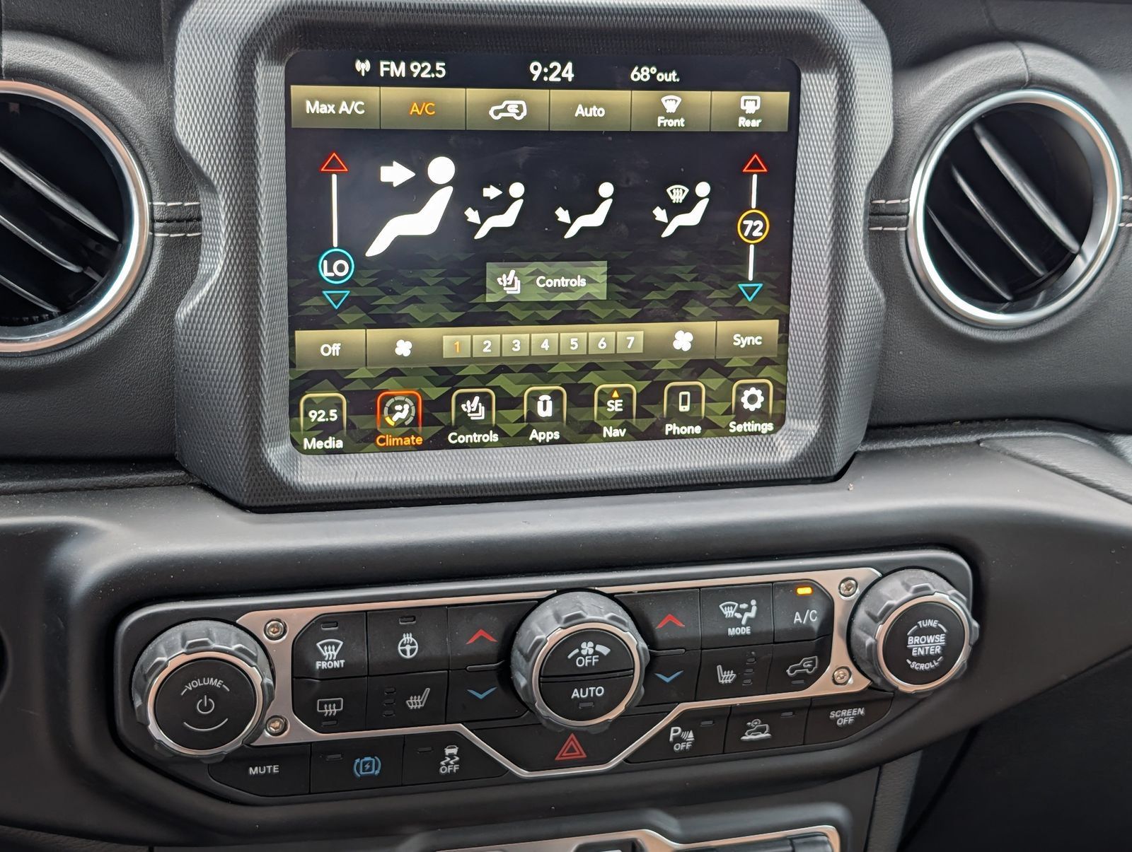 Used 2022 Jeep Wrangler Unlimited Sahara w/ Cold Weather Group AWD/4WD image 25