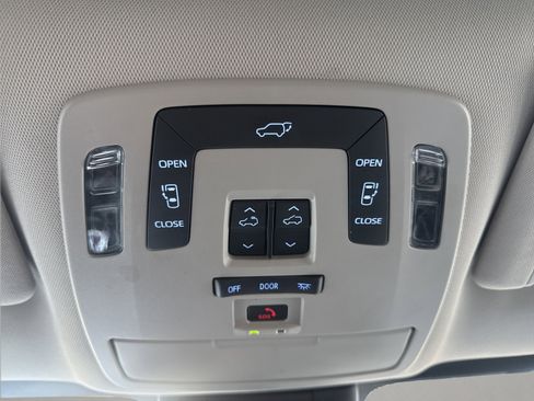 Used 2022 Toyota Sienna XLE image 24