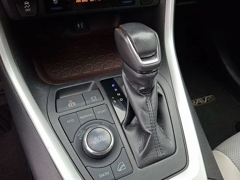 Used 2019 Toyota RAV4 Limited AWD/4WD image 12
