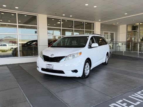 Used 2014 Toyota Sienna LE FWD image 2