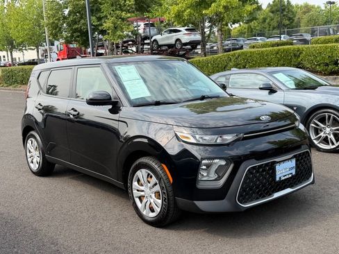 Used 2021 Kia Soul LX FWD image 2