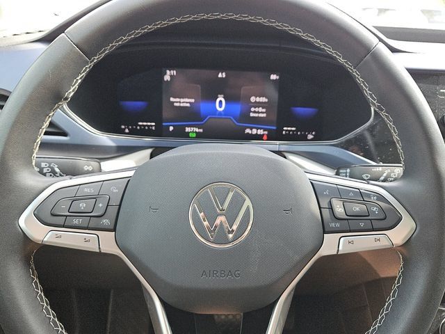Used 2023 Volkswagen Taos SE w/ Panoramic Sunroof Package FWD image 11