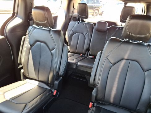 Used 2025 Chrysler Pacifica Select FWD image 18