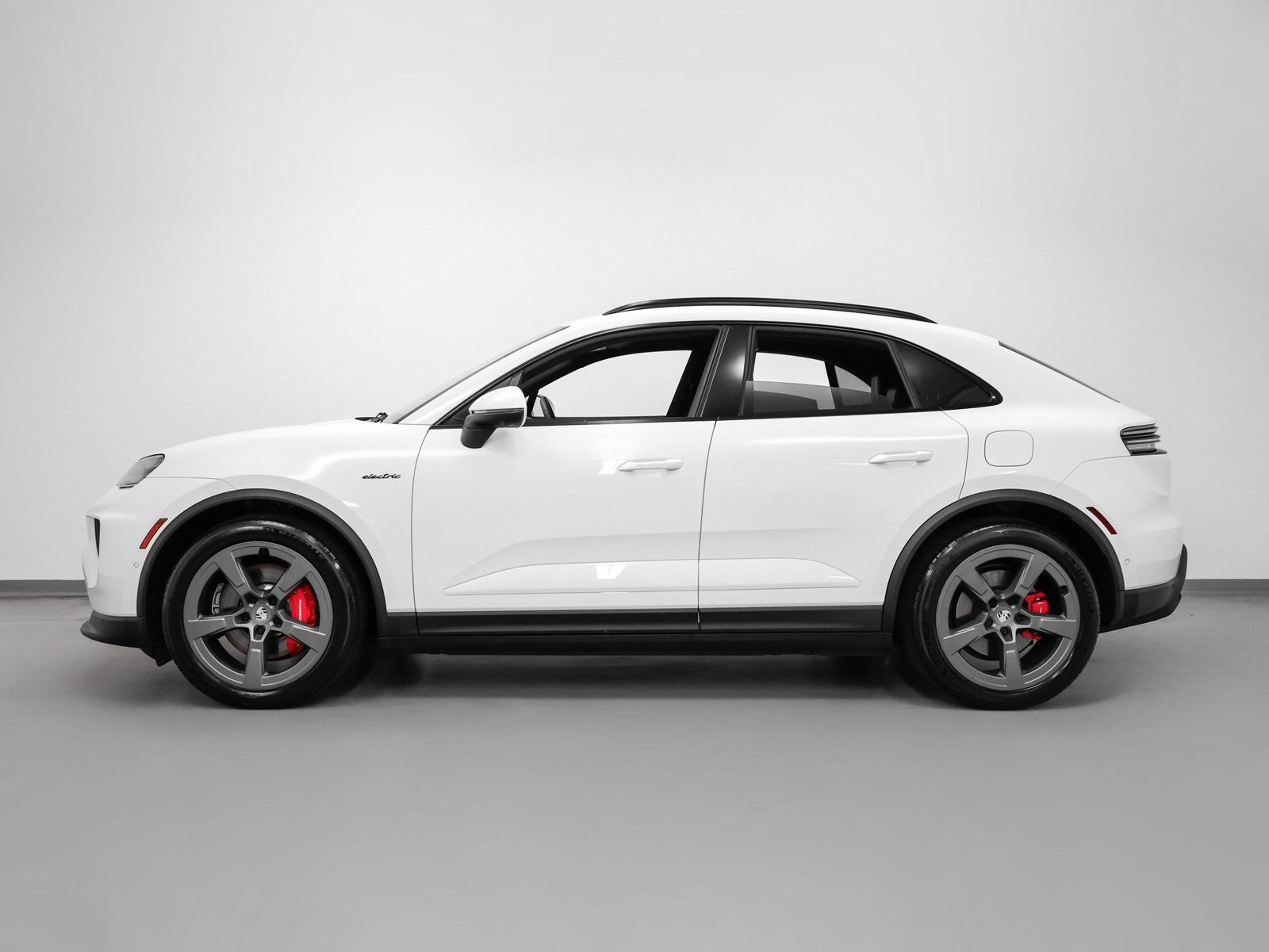 Certified 2025 Porsche Macan 4S Electric AWD/4WD image 2
