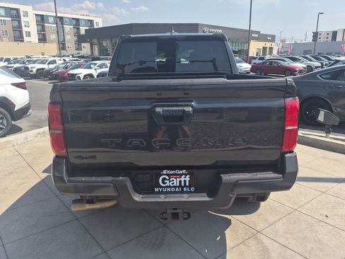 Used 2025 Toyota Tacoma TRD Off-Road AWD/4WD image 5
