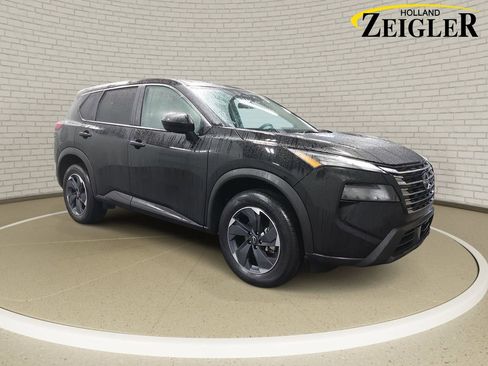 Used 2025 Nissan Rogue SV image 3