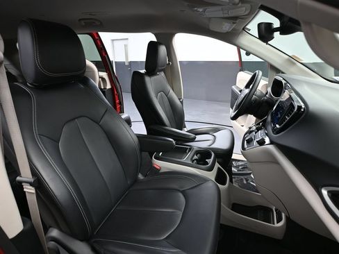 Used 2024 Chrysler Pacifica Touring-L FWD image 47