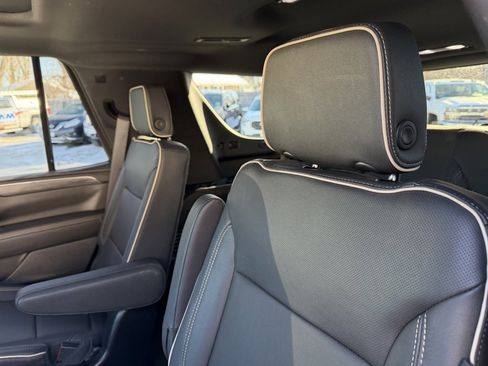 Used 2023 GMC Yukon SLT w/ SLT Luxury Package image 7