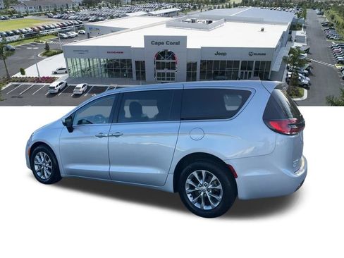 Used 2023 Chrysler Pacifica Touring-L image 35