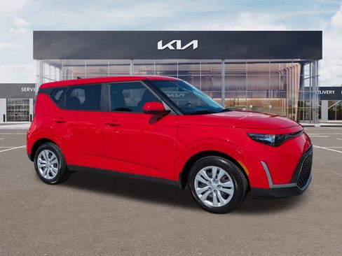 Certified 2023 Kia Soul LX FWD image 2