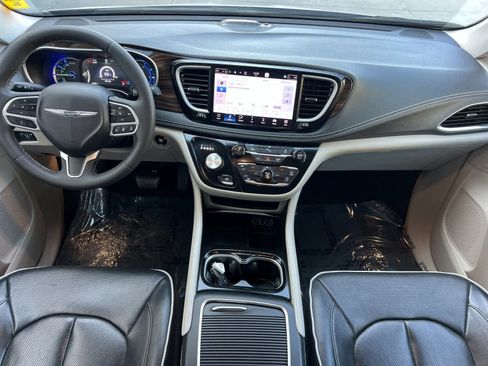 Used 2023 Chrysler Pacifica Limited image 4