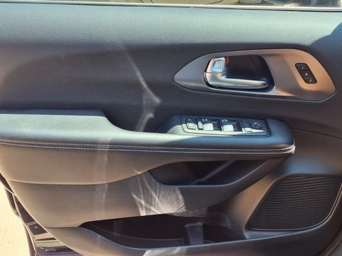 New 2026 Chrysler Pacifica Select FWD image 13