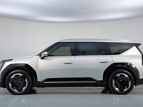 Used 2026 Kia EV9 Land image 9