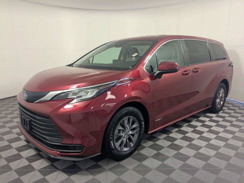 Used 2021 Toyota Sienna LE FWD image 2