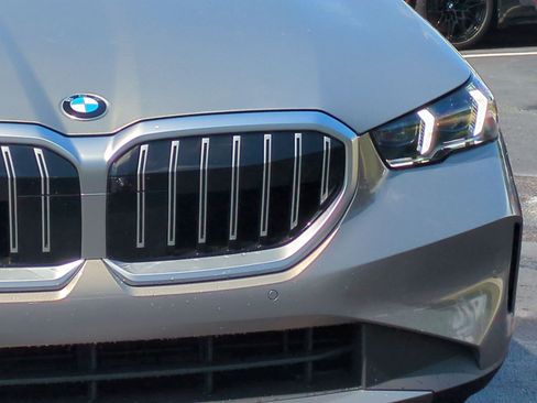 Used 2027 BMW 530i xDrive w/ Premium Package AWD/4WD image 6
