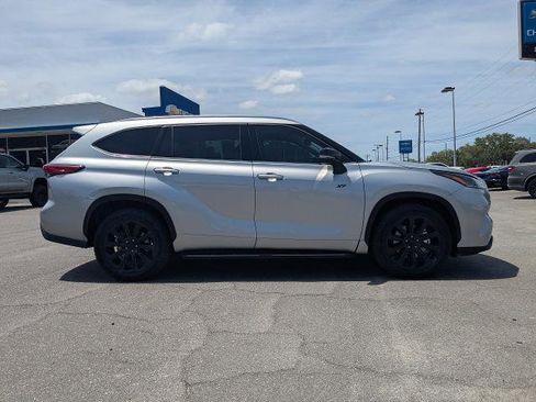Used 2021 Toyota Highlander XLE FWD image 3