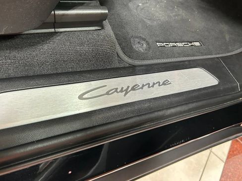 Used 2025 Porsche Cayenne AWD/4WD image 16
