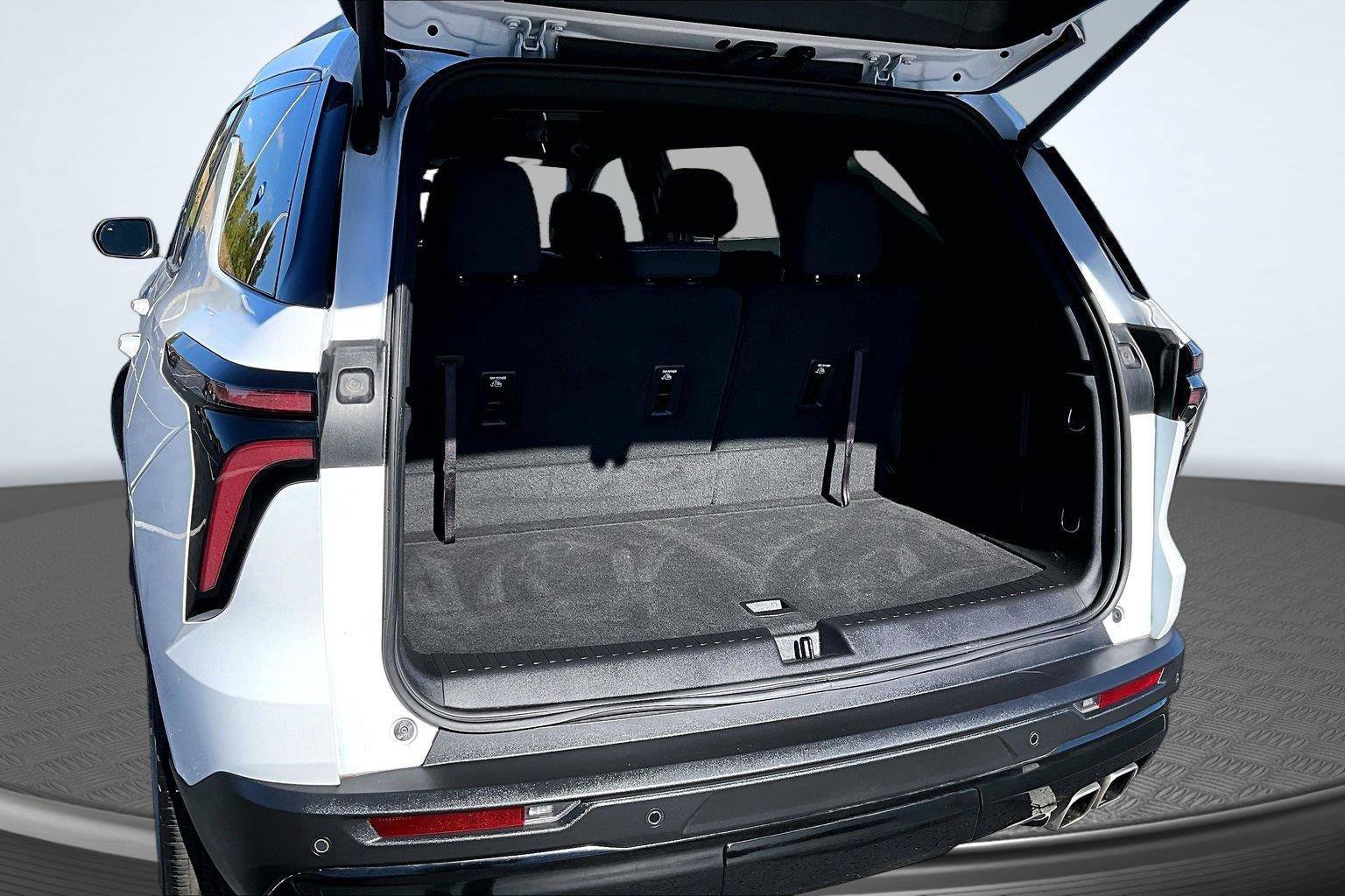 Used 2024 Chevrolet Traverse LT w/ Midnight/Sport Edition FWD image 5