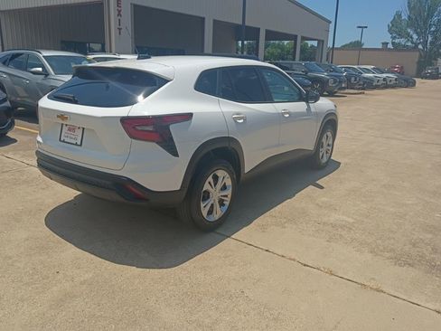 Used 2025 Chevrolet Trax LS FWD image 7