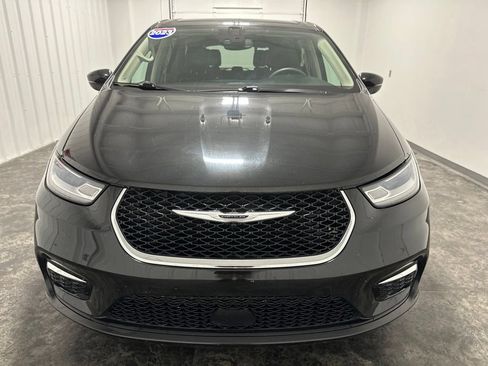 Used 2023 Chrysler Pacifica Touring-L FWD image 2