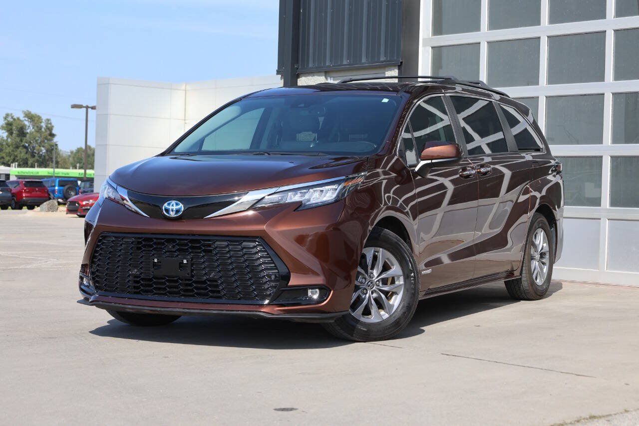 Used 2021 Toyota Sienna XLE FWD image 3