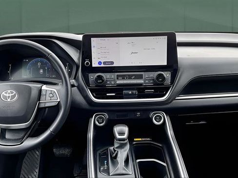 Used 2025 Toyota Grand Highlander XLE image 16