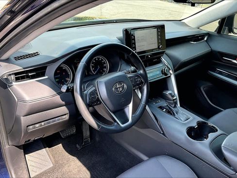 Used 2021 Toyota Venza LE image 16