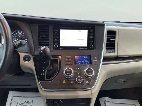 Used 2018 Toyota Sienna XLE FWD image 24