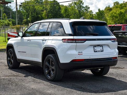 Used 2023 Jeep Grand Cherokee Altitude AWD/4WD image 5