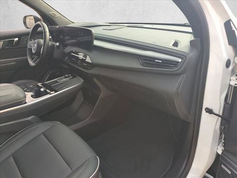 Used 2025 Buick Enclave Preferred image 16