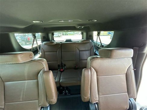 Used 2023 Chevrolet Suburban High Country image 15