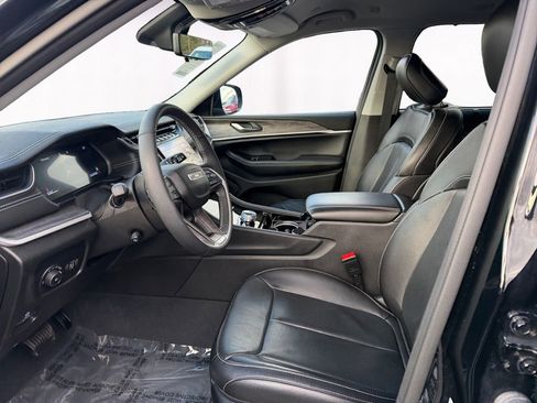 Used 2023 Jeep Grand Cherokee Limited w/ Luxury Tech Group II image 9