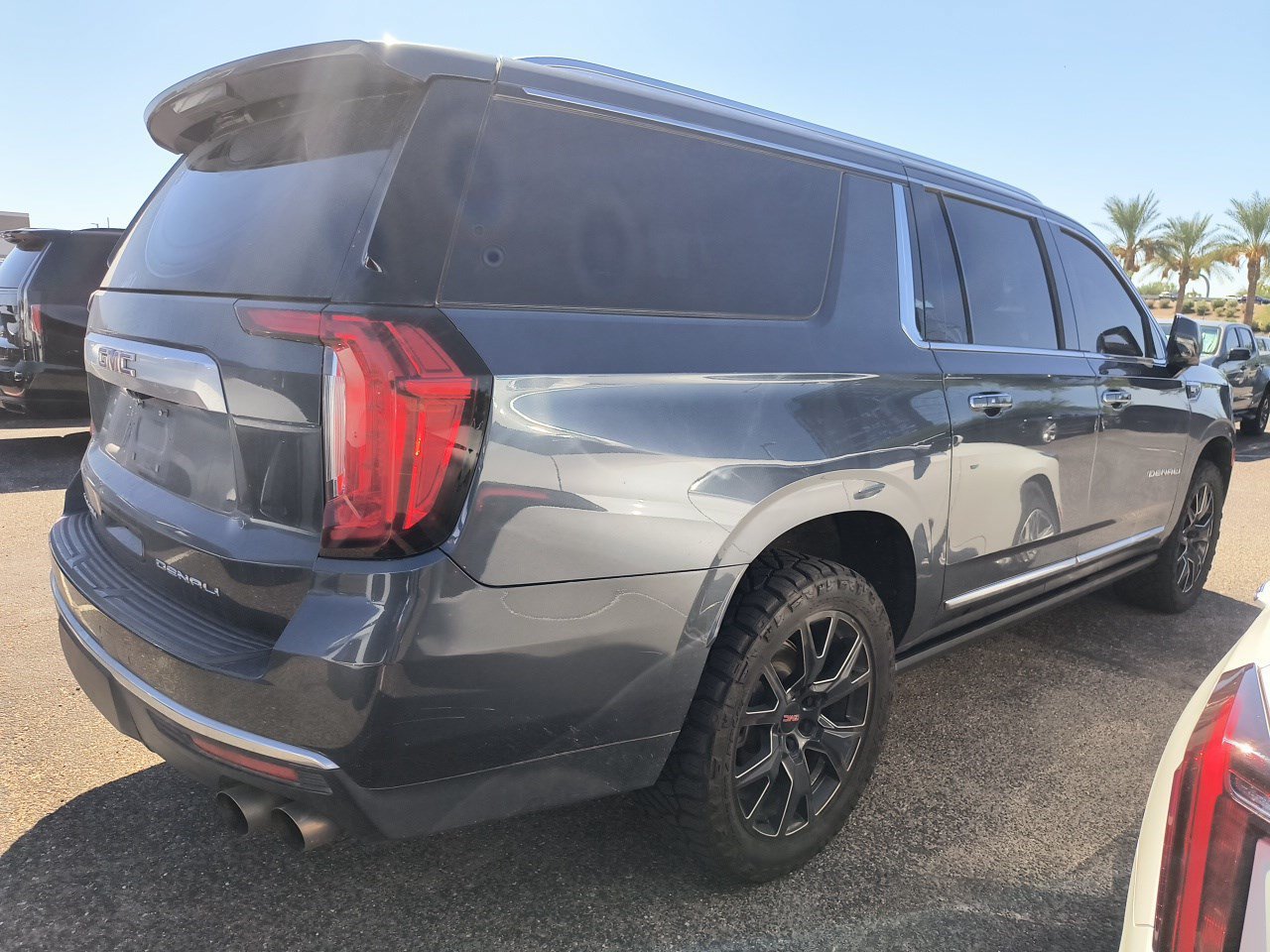 Used 2021 GMC Yukon XL Denali w/ Denali Ultimate Package AWD/4WD image 4