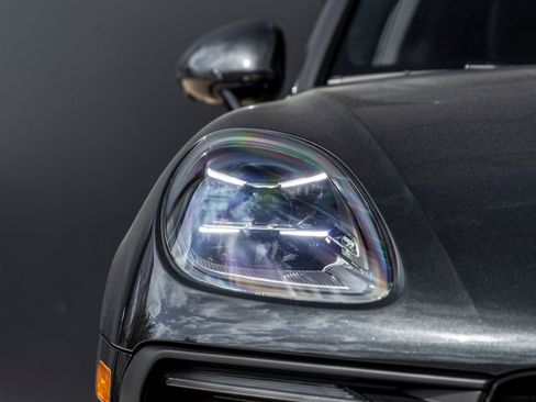 Certified 2026 Porsche Macan AWD/4WD image 16