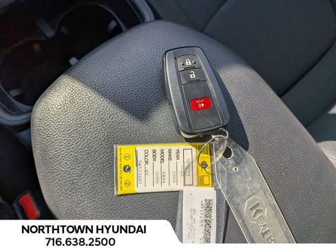 Used 2025 Toyota RAV4 XLE AWD/4WD image 23