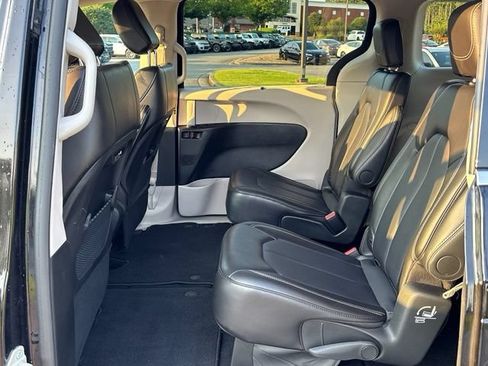 Used 2024 Chrysler Pacifica Touring-L FWD image 25