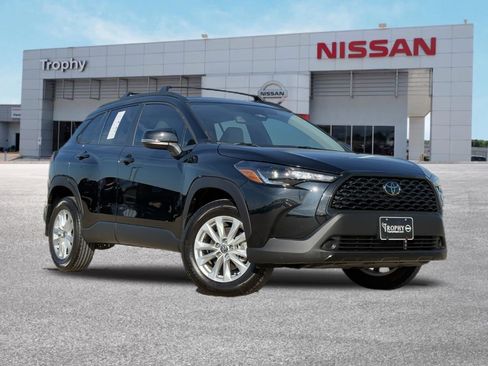 Used 2025 Toyota Corolla Cross LE image 1