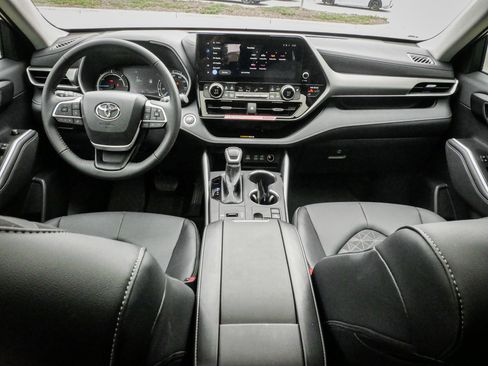 Used 2025 Toyota Highlander XLE AWD/4WD image 28