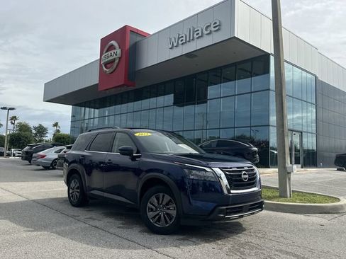 Used 2025 Nissan Pathfinder SV FWD image 1