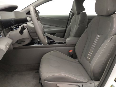 Used 2025 Hyundai Elantra SEL image 17