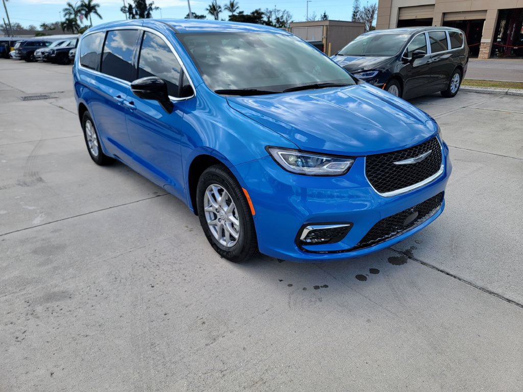 New 2026 Chrysler Pacifica Select FWD image 7
