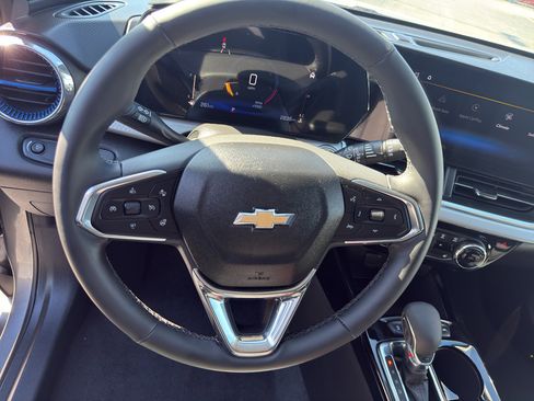 Used 2026 Chevrolet Trax LT w/ LT Convenience Package FWD image 16