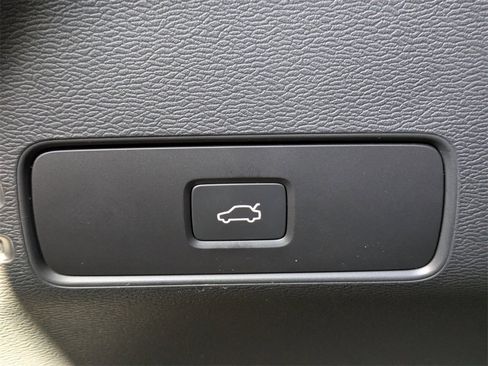 Used 2026 Volvo XC40 B4 Core image 32