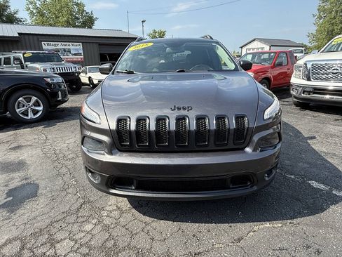 Used 2018 Jeep Cherokee Latitude w/ Altitude Package FWD image 8