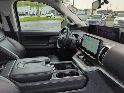 Used 2025 Ford Expedition Max Platinum AWD/4WD image 10