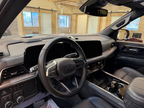 Used 2025 Chevrolet Suburban Z71 image 10