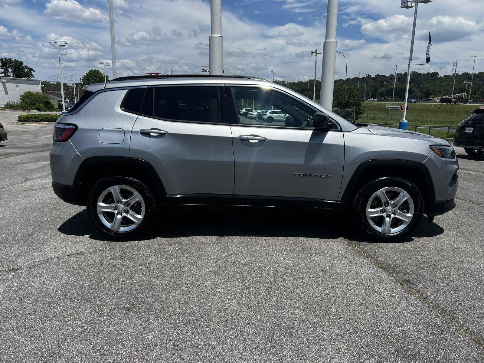 Used 2024 Jeep Compass Latitude AWD/4WD image 33