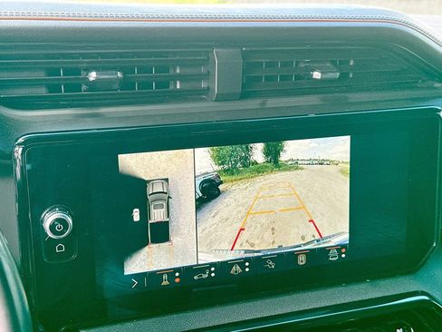 Used 2025 GMC Sierra 1500 AT4 w/ AT4 Premium Package AWD/4WD image 18