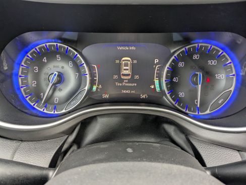 Used 2023 Chrysler Pacifica Touring-L image 35